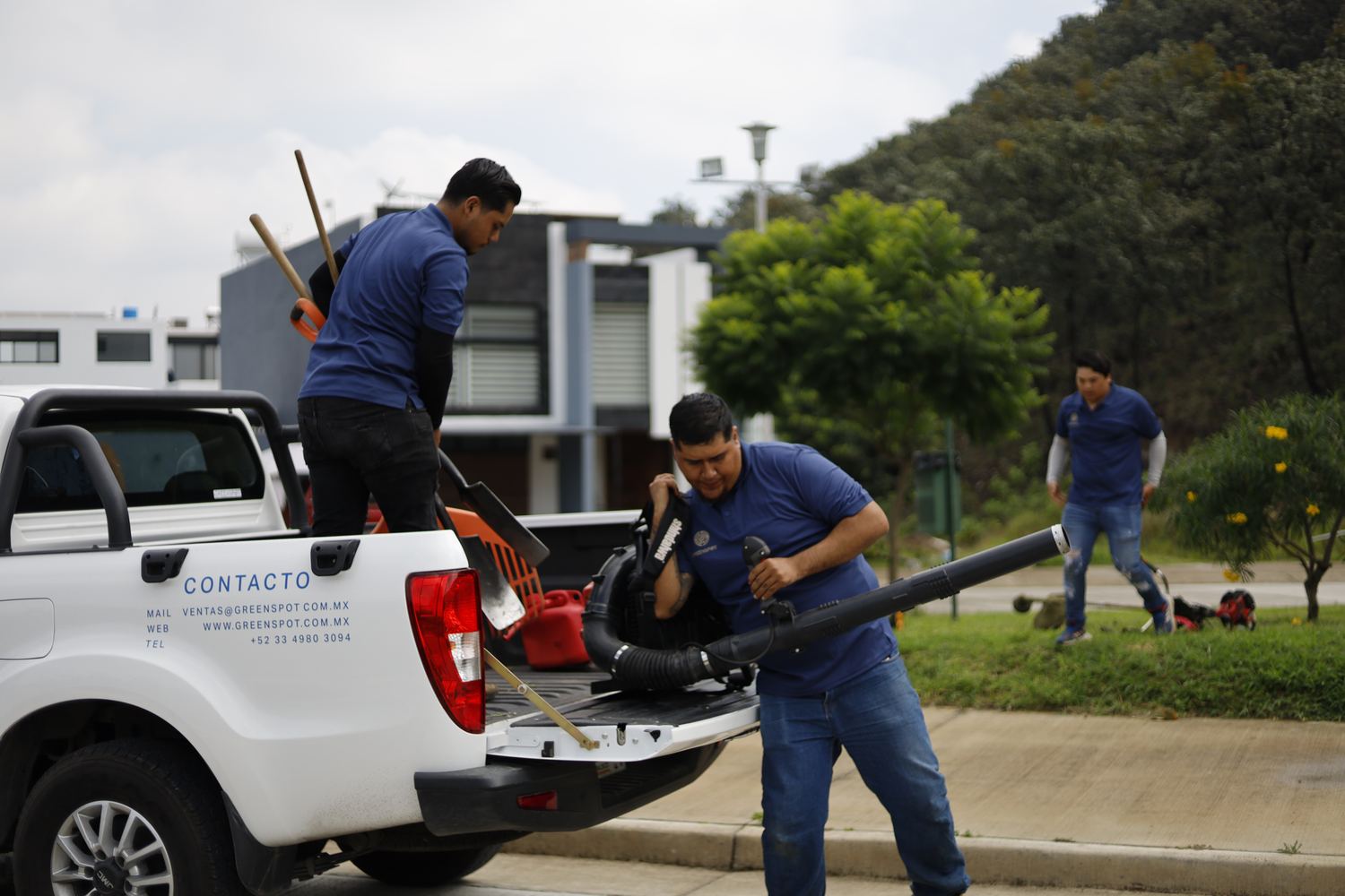 Equipo descargando herramienta